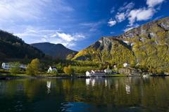 Norsko, vesnice u jezera