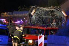 Autobus si utrhl střechu o most