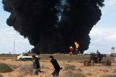 Kaddáfího letadla bombardují ropné terminály Rás Lanúf a Brega