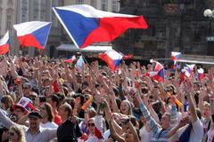 Fanoušci sledují hokej na Staroměstském náměstí