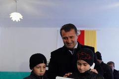 Anatolij Bibilov u volební urny s rodinou