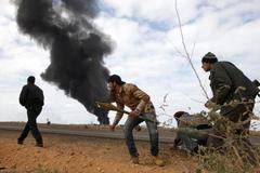 Kaddáfího letadla bombardují ropné terminály Rás Lanúf a Brega