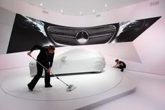 Úklid před otevřením autoshow ve Frankfurtu