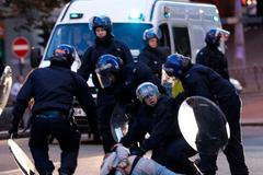 Další ohnivá noc: Fotky dokazují rabování