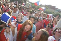 Fanoušci sledují hokej na Staroměstském náměstí