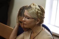 Expremiérka Julia Tymošenková u soudu - 11. října 2011 (s dcerou)