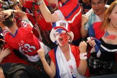 Fanoušci sledují hokej na Staroměstském náměstí