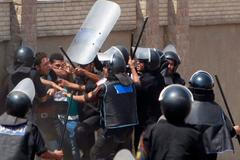 Odpůrci Husního Mubaraka demonstrují před soudní budovou