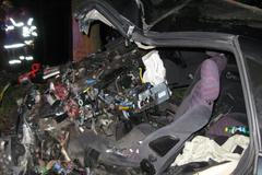 Vyprošťování zraněného řidiče po havárii u Přílep