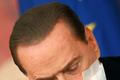 Silvio Berlusconi s náplastí po plastické operaci