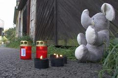 Široký Důl - svíčky a plyšový slon u místa vraždy