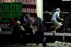 Další ohnivá noc: Fotky dokazují rabování