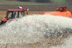 Farmáři rozlili mléko do polí