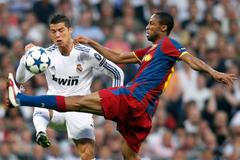 Keita bojuje s Ronaldem v zápase Realu s Barcelonou