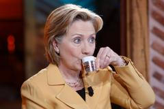 Hillary Clintonová pije tureckou kávu