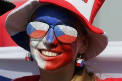 Fanoušci sledují hokej na Staroměstském náměstí