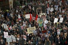 Studenti protestují v ulicích Londýna proti vládě