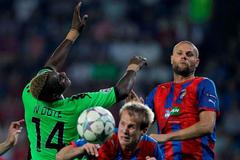 David Limberský a David Bystroň a N´Doye v play off o Ligu mistrů 2011 Plzeň - Kodaň