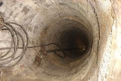 Dívka spadla do studně