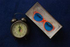 Dár pro Hegera od odborů - budík a brýle