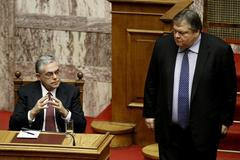 Premiér Papadimos (vlevo) a ministr financí Venizelos v řeckém parlamentu