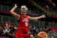 Česká basketbalistka Hana Horáková po souboji s Angolku Finezou Eusebiovou v utkání skupiny A na OH 2012 v Londýně.
