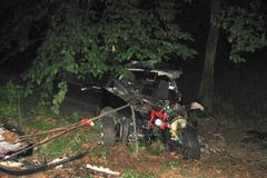 Vyprošťování zraněného řidiče po havárii u Přílep