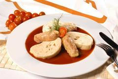 Plněné zelné listy mletým masem s rajskou omáčkou