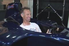 Dominik Hašek jako pilot závodního vozu (na simulátoru)