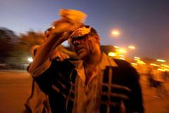 Noc plná násilí v Káhiře: Střety křesťanů, muslimů a armády