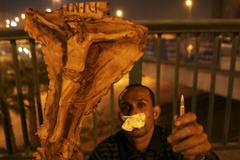 Noc plná násilí v Káhiře: Střety křesťanů, muslimů a armády