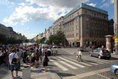 Demonstrace proti bourání domu na Václavském náměstí.
