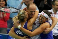 České tenistky Květa Peschkeová a Lucie Hradecká slaví vítězství s Petrem Pálou ve finále Fed Cupu 2011 proti Rusku.