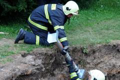 Vyprošťování dělníka z výkopu v Suchdolu