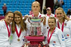 České tenistky pózují při vítězství ve Fed Cupu 2011 proti Rusku.