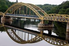 Přejezd pelotonu přes most