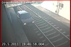 Červená felicie, která projela železničním tunelem u Droužkovic na Chomutovsku