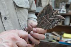 Sochař dokončuje cenu města Hodonína