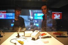 Newstweek - Julian Oliver a Danja Vasiliev