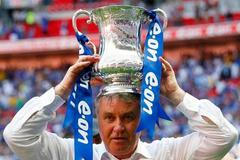Chelsea: Guus Hiddink s trofejí