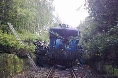 Svor: Pád kamionu pod vlak