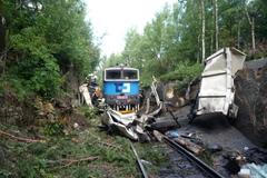 Svor: Pád kamionu pod lokomotivu