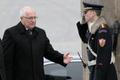 Prezident Václav Klaus a zdravící hradní stráž