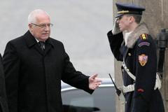 Prezident Václav Klaus a zdravící hradní stráž