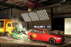 Crash test ADAC nákladní auto s osobním