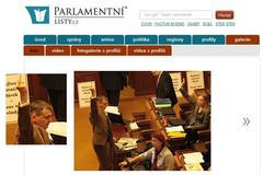 Parlamentní listy vyfotily Víta Bártu a jeho prostředníček