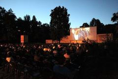 Letní kino v pardubických Tyršových sadech
