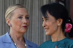 Hillary Clintonová se sešla s barmskou disidentkou Do Aun Schan Su Ťij