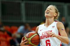 Česká basketbalistka Kateřina Bartoňová je zklamaná z neproměněné šance v utkání skupiny A s Tureckem na OH 2012 v Londýně.