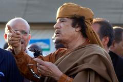 Muammar Kaddáfí při setkání se zástupci Africké unie 10. dubna v Tripolisu